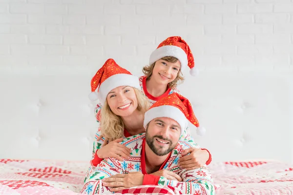 Buona famiglia alla vigilia di Natale — Foto Stock