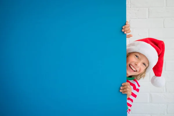 Lustiges Kind hält Banner aus Pappe leer — Stockfoto