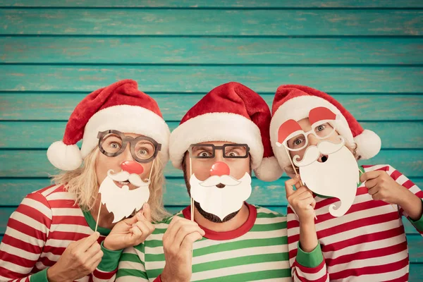 Glad familj på julafton — Stockfoto