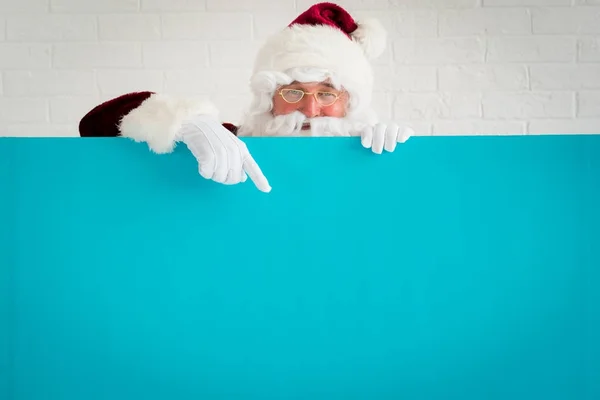 Papai Noel segurando banner em branco — Fotografia de Stock