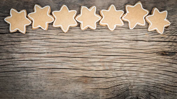 Рождественские печенья на деревянном фоне — стоковое фото