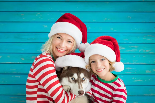 Feliz niño y perro en Nochebuena — Foto de Stock