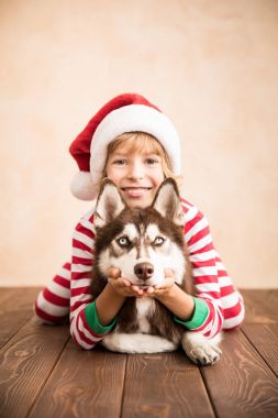 Mutlu çocuk ve köpek Noel arifesinde