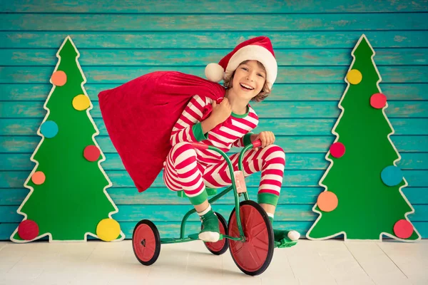 Niño feliz en Nochebuena — Foto de Stock