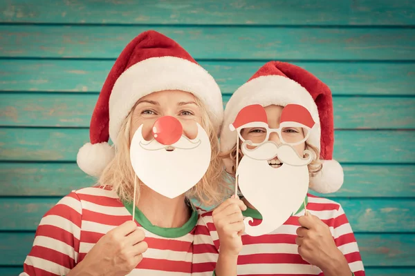 Feliz familia en la víspera de Navidad — Foto de Stock