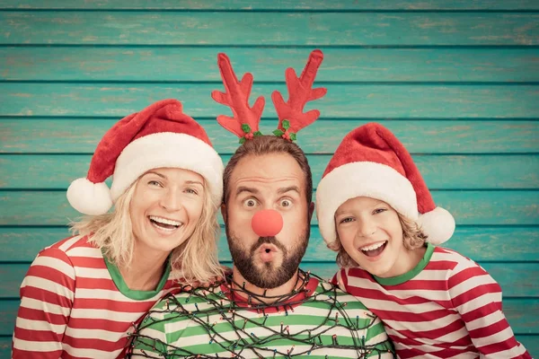 Famiglia felice alla vigilia di Natale — Foto Stock