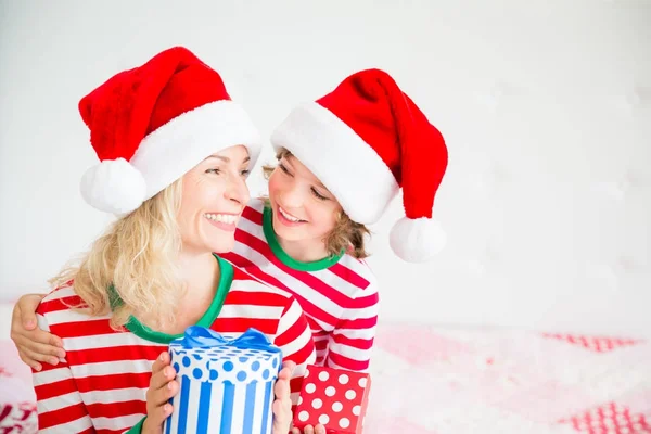 Família feliz na véspera de Natal — Fotografia de Stock