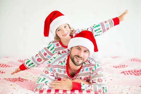 Buona famiglia alla vigilia di Natale — Foto Stock