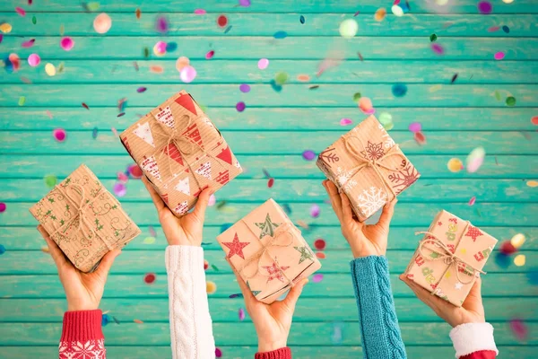 Niños sosteniendo cajas de regalo de Navidad —  Fotos de Stock