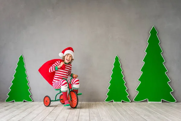 Šťastné dítě na Štědrý den — Stock fotografie