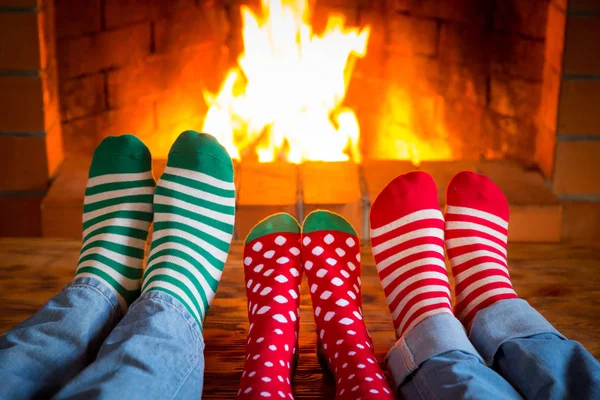Şömine aile Noel çorap — Stok fotoğraf
