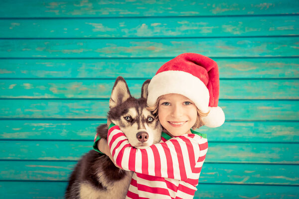 Felice bambino e cane alla vigilia di Natale — Foto Stock