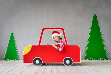 Noel arifesinde mutlu çocuk