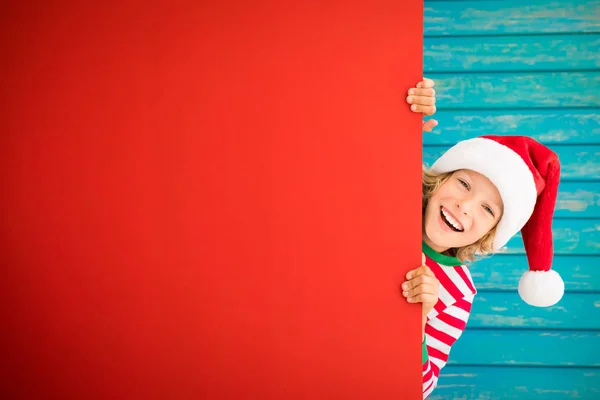 Funny kid hålla kartong banner tomt — Stockfoto