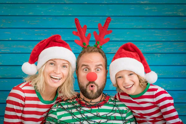 Famiglia felice alla vigilia di Natale — Foto Stock