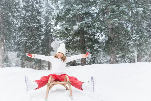 Happy child outdoor in winter — Stock Photo, Image