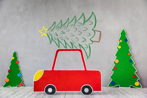 Coche de cartón y árbol de Navidad —  Fotos de Stock