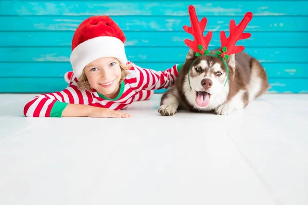 Felice bambino e cane alla vigilia di Natale — Foto Stock