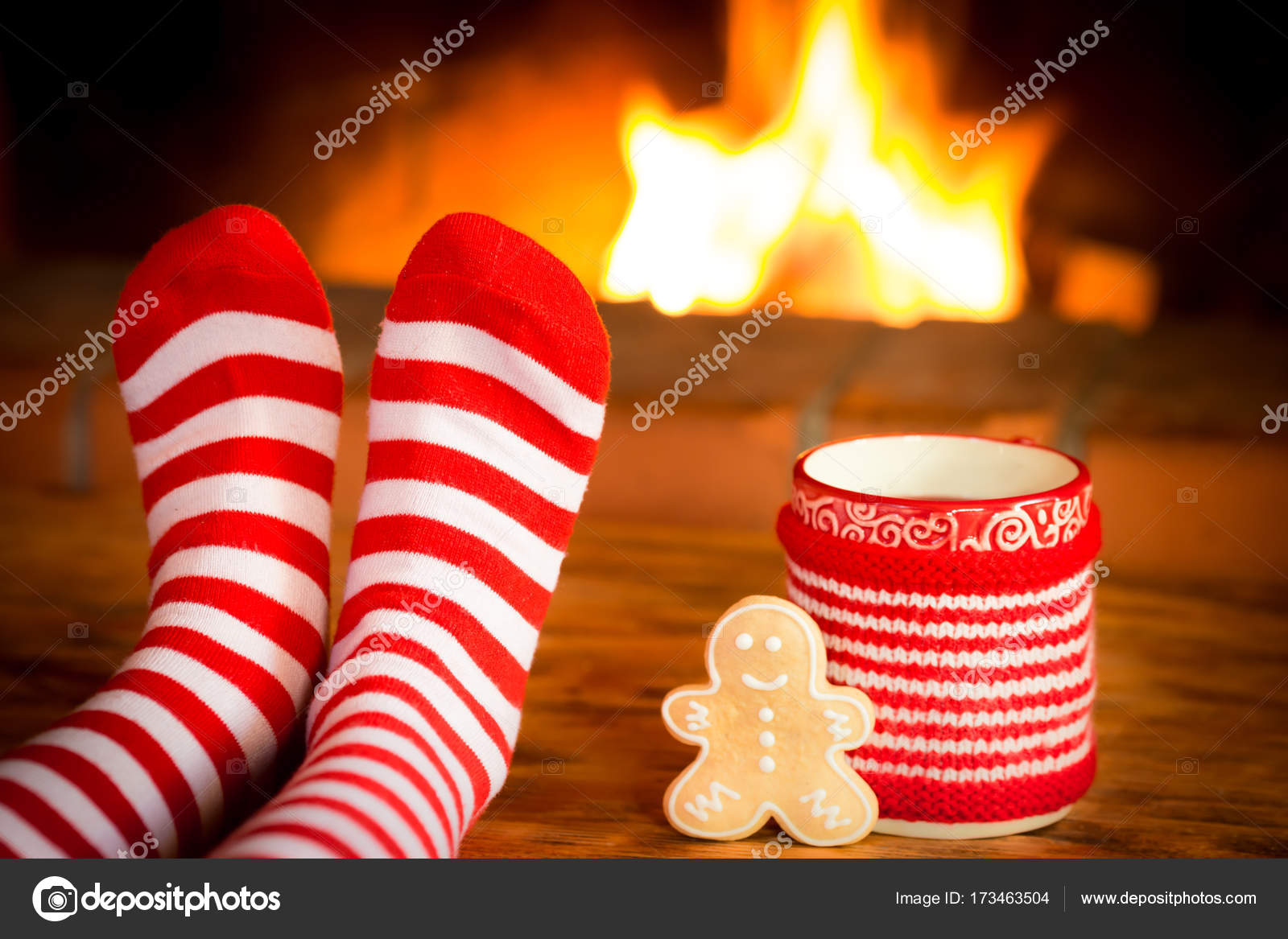 Enfant en chaussettes de Noël près de la cheminée image libre de