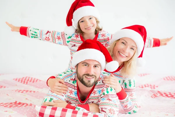 Buona famiglia alla vigilia di Natale — Foto Stock