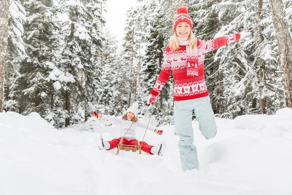 Familia feliz al aire libre en invierno —  Fotos de Stock