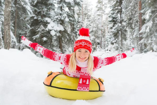 Happy woman outdoor in winter — Stock Photo, Image