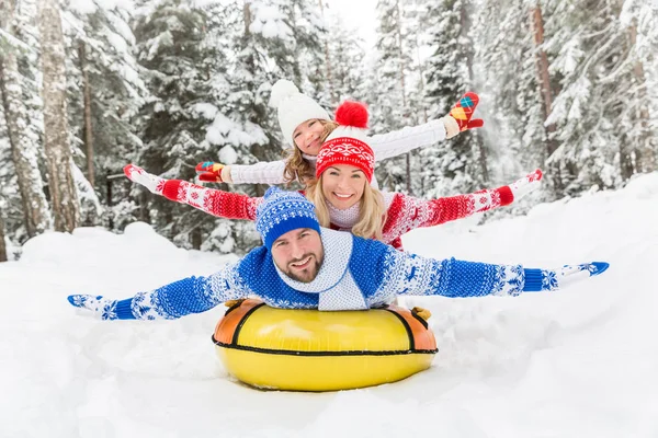 Família feliz ao ar livre no inverno — Fotografia de Stock