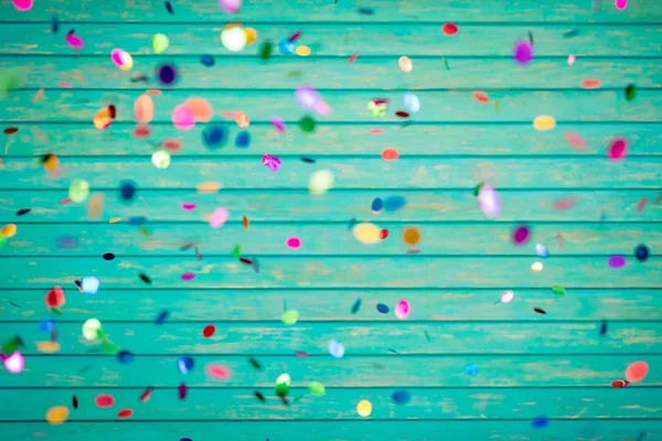 Confetti che cadono su fondo di legno — Foto Stock