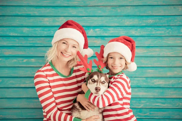 Feliz niño y perro en Nochebuena — Foto de Stock