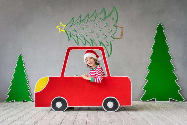 Szczęśliwe dziecko w Wigilię Bożego Narodzenia — Zdjęcie stockowe
