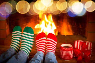 İki Noel çorap şömine yakınındaki sonra