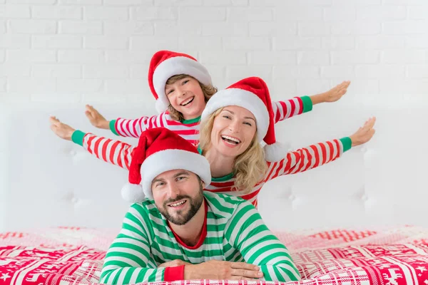 Buona famiglia alla vigilia di Natale — Foto Stock