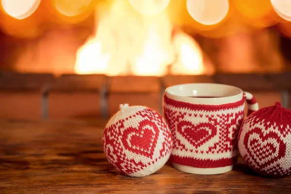 Christmas cup glögg nära eldstaden — Stockfoto