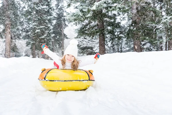 Niño feliz al aire libre en invierno —  Fotos de Stock