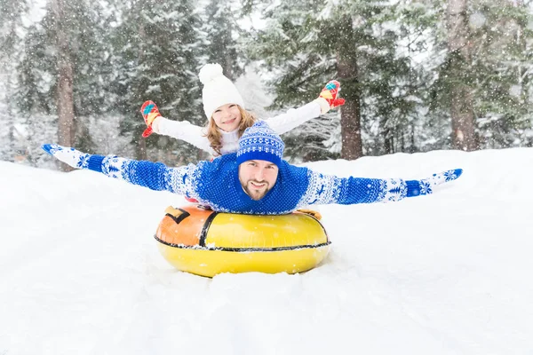 Happy family outdoor in winter — Stock Photo, Image