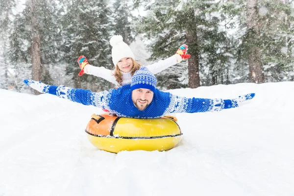 Família feliz ao ar livre no inverno — Fotografia de Stock