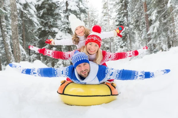 Boldog család szabadtéri, télen — Stock Fotó