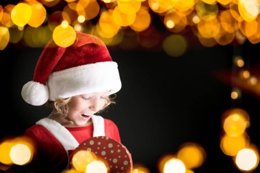 Sürpriz çocuk Noel hediye kutusu holding