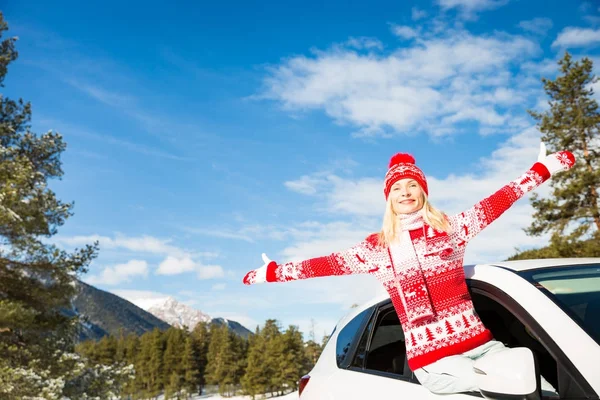 Mulher feliz viajar de carro no inverno — Fotografia de Stock