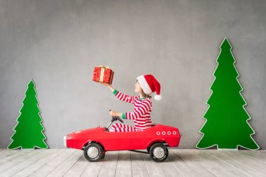 Noel arifesinde mutlu çocuk