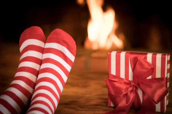 Niño en calcetines de Navidad cerca de la chimenea —  Fotos de Stock