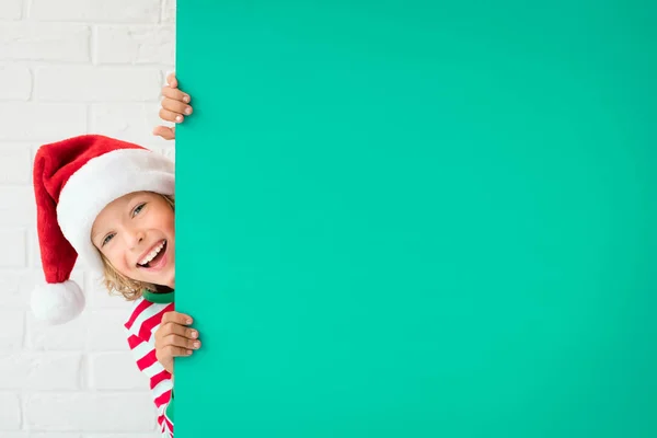 Funny kid hålla kartong banner tomt — Stockfoto