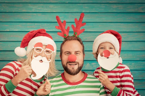 Glad familj på julafton — Stockfoto