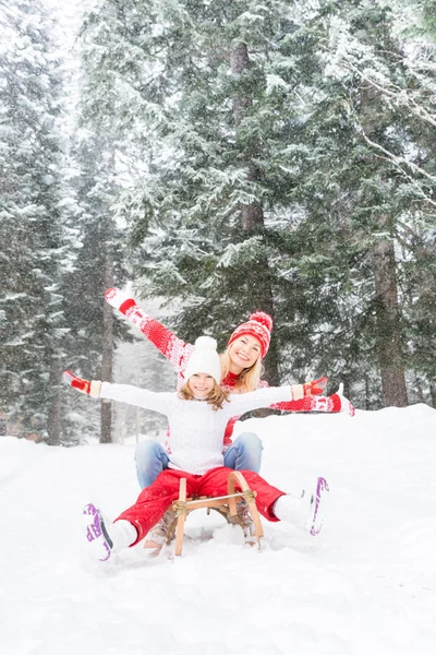 Familia feliz al aire libre en invierno —  Fotos de Stock