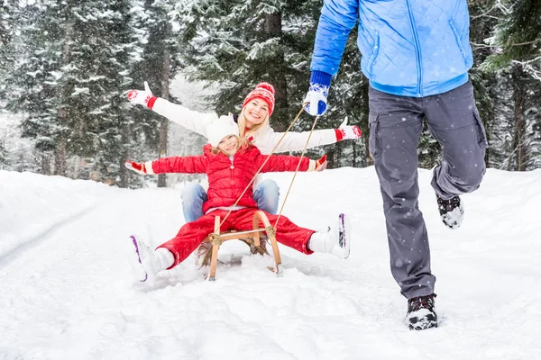 Glückliche Familie im Winter draußen — Stockfoto