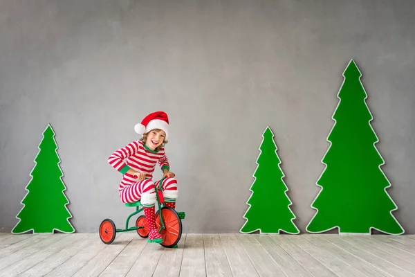 Gelukkig kind op kerstavond — Stockfoto