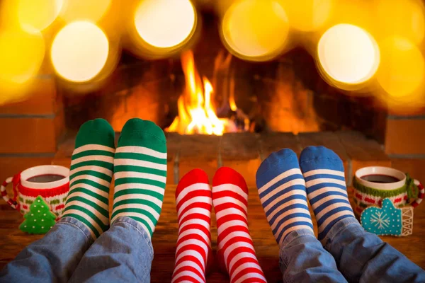Famiglia in calzini di Natale vicino al camino — Foto Stock
