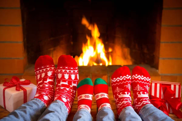 Rodina v vánoční ponožky krbu — Stock fotografie