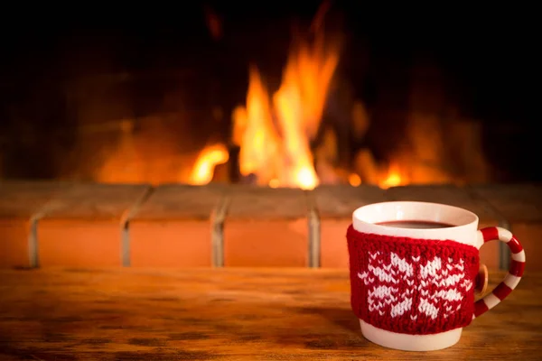 壁炉附近的圣诞杯热酒 — 图库照片