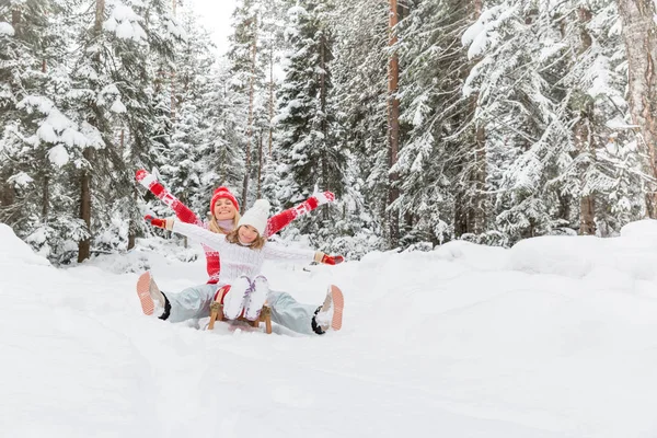 Bonne famille en plein air en hiver — Photo